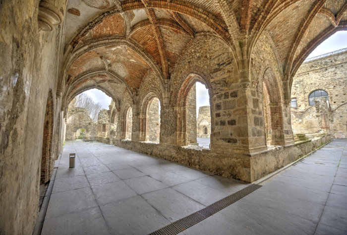 Esquina sureste del claustro del monasterio de Carracedo